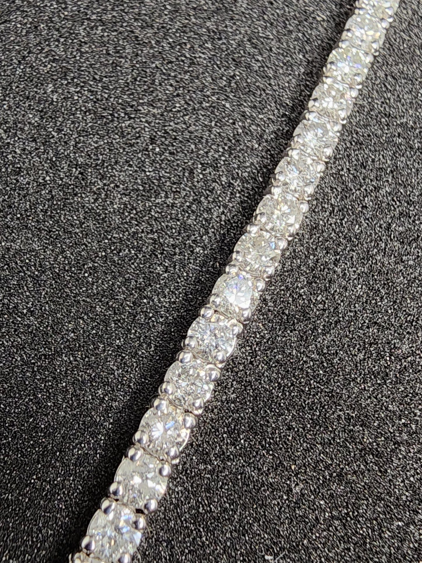 10k White Gold Tennis Bracelet - 2 Pointers - 4.00CT Si Diamonds - 7in long